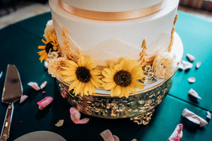 organic and pesticide free flowers on a wedding cake from a Colorado flower farm